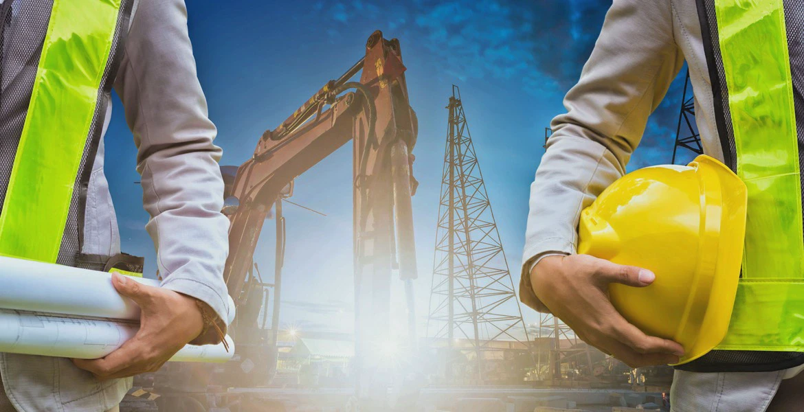 Kask i&nbsp;projekt w&nbsp;ręce